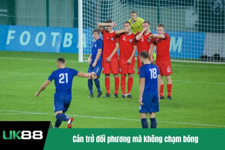 Cản trở đối phương mà không chạm bóng